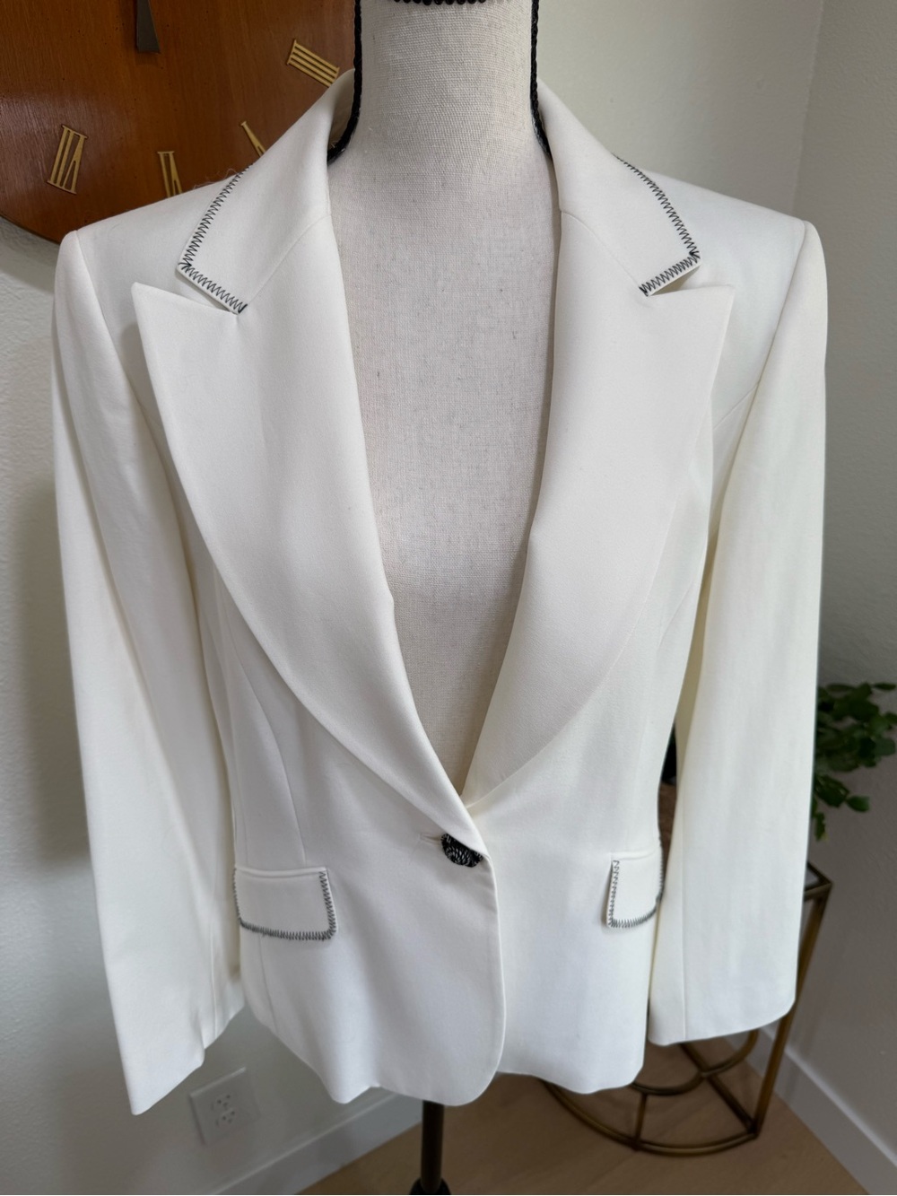 Tahari Arthur S Levine White Blazer 12P Black Stitch Rosette Button Petite